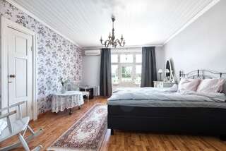 Отели типа «постель и завтрак» Matin ja Maijan Majatalo Хямеэнлинна Номер Делюкс с кроватью размера «queen-size»-1